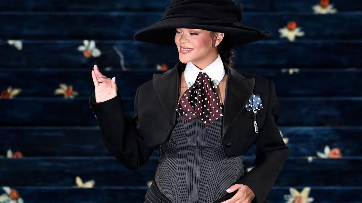 Rihanna anuncia que está embarazada de su tercer hijo en la gala Met