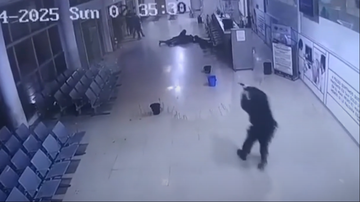 Esperaba a un médico y una bala pasó a centímetros de la cabeza de su hijo: el relato de un testigo del ataque contra el hospital de José C. Paz