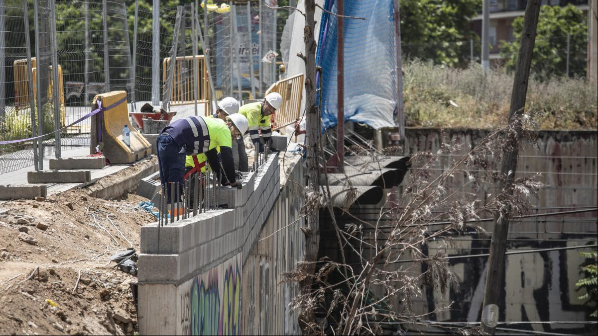 El paro baja en 6.048 personas en abril en Catalunya