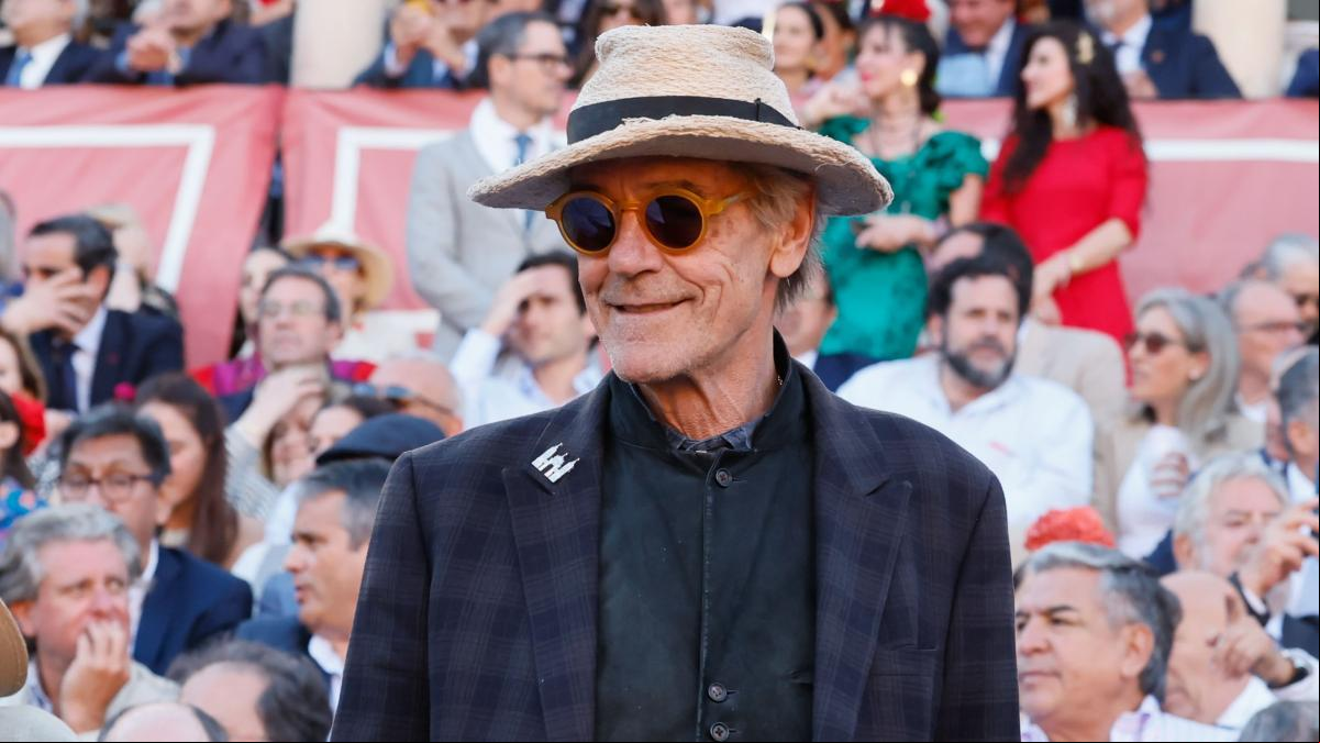 Jeremy Irons se deja ver en La Maestranza durante su visita a la Feria de Abril