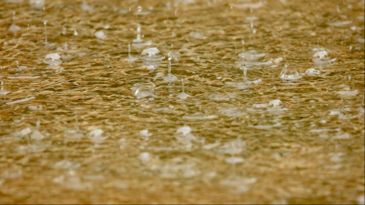 El juego de burbujas de la lluvia en Palafrugell