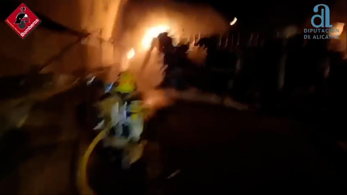 Muere el conductor de un camión al volcar en un túnel de la AP-7 portando material inflamable