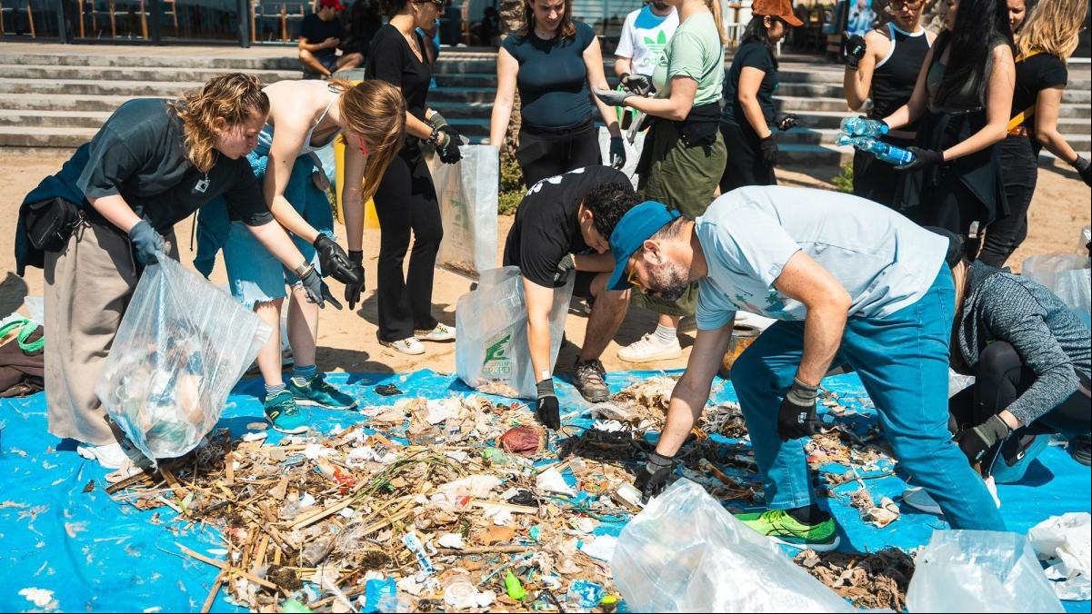 Unas siete toneladas de plástico acaban en la costa de Barcelona cada año