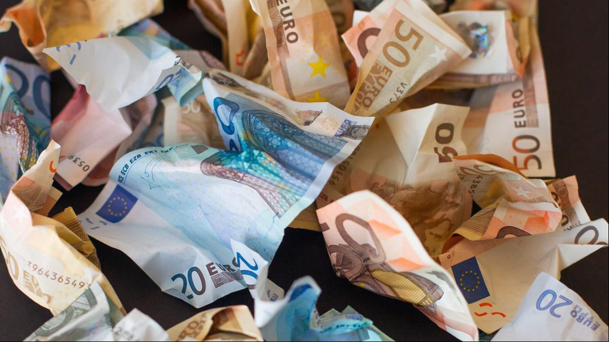 El dinero en efectivo brilla con el apagón El dinero en efectivo brilla con el apagón