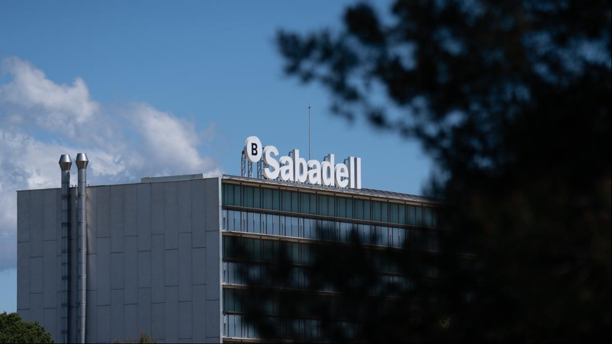 La OCU ve “irregular” la consulta sobre la opa al Sabadell y pide que los accionistas decidan La OCU ve “irregular” la consulta sobre la opa al Sabadell y pide que los accionistas decidan