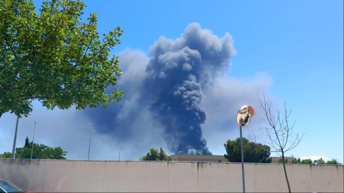 Una explosión provoca un incendio en una nave de productos químicos de Alcalá de Guadaíra