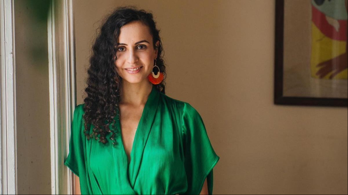 Rana Haddadin, experta en salud: “No deberías tomar agua al despertar al menos que antes lleves acabo un raspado de lengua para eliminar todas la toxinas que se acumulan durante la noche”