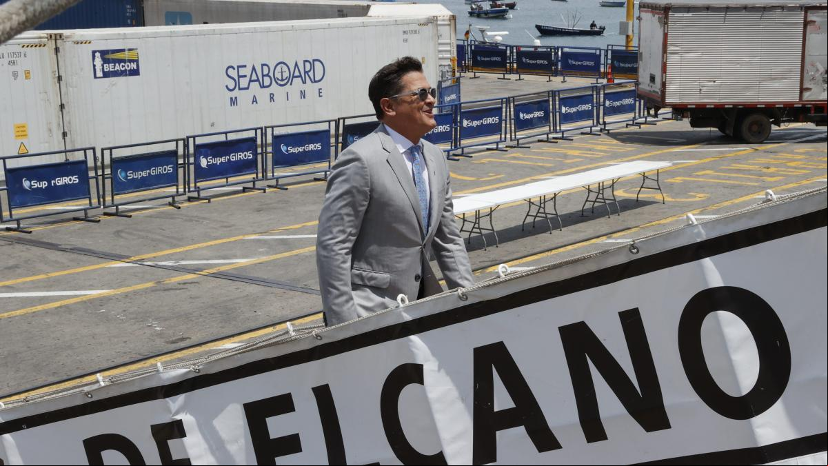 Carlos Vives sube al Elcano para conocer a la princesa Leonor