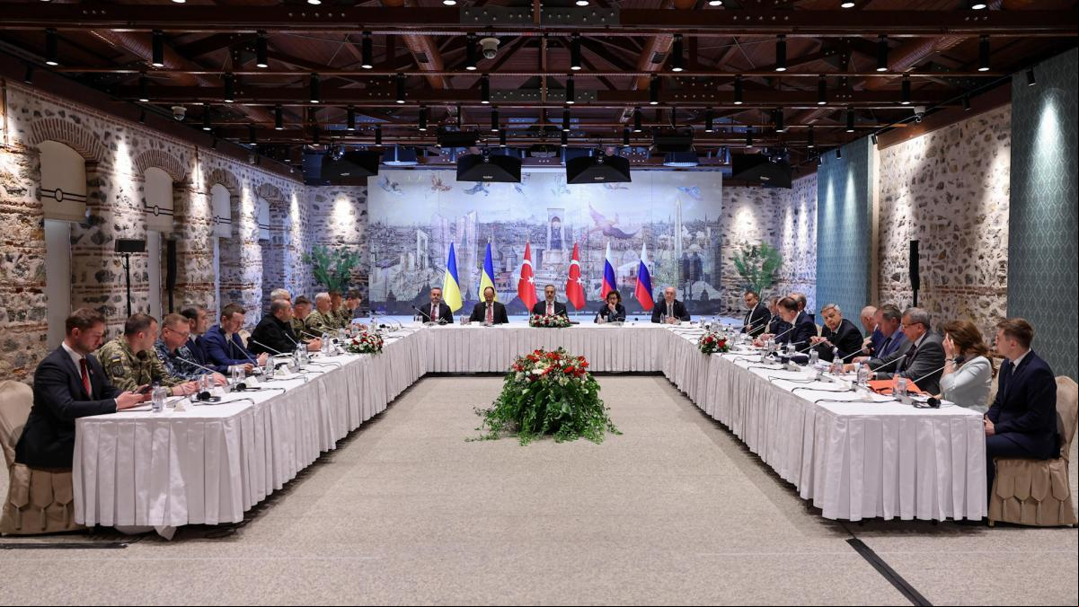 Las negociaciones para buscar la paz entre Rusia y Ucrania comienzan un día después con dos reuniones tripartitas