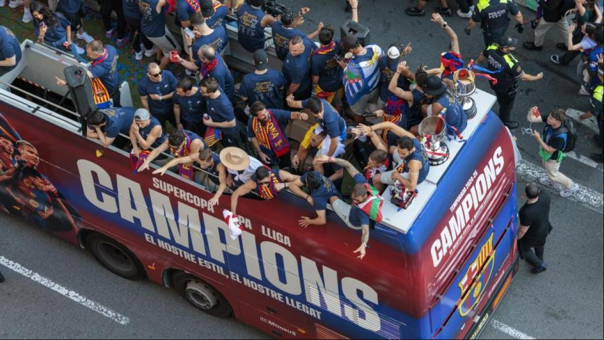 El Barça sale, disfruta y se da un baño de masas en Barcelona