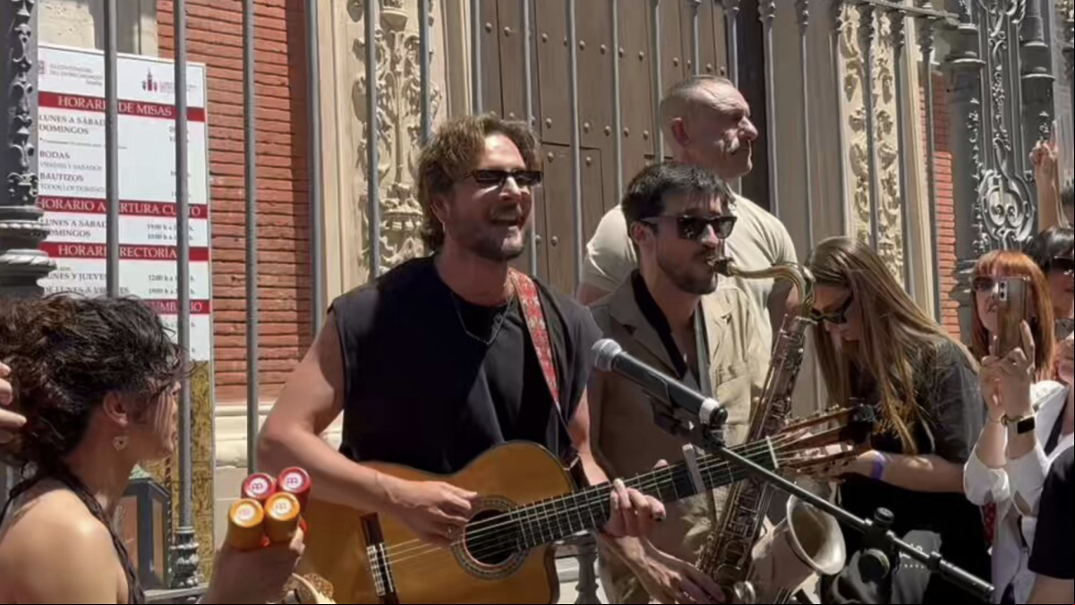 Manuel Carrasco sorprende a sus fans que se quedaron sin entradas con un concierto sorpresa en el centro de Sevilla