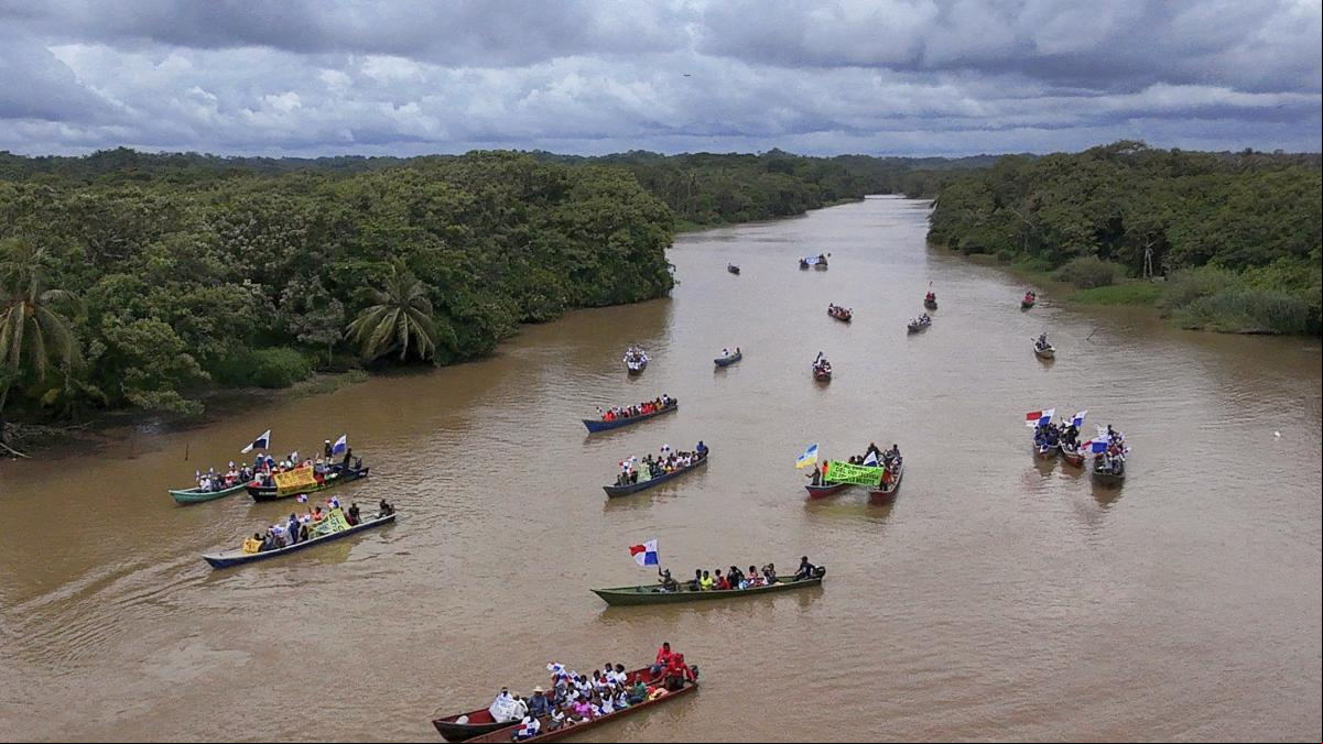 Una protesta sobre el río: campesinos en canoas para salvar sus hogares del nuevo embalse del canal de Panamá