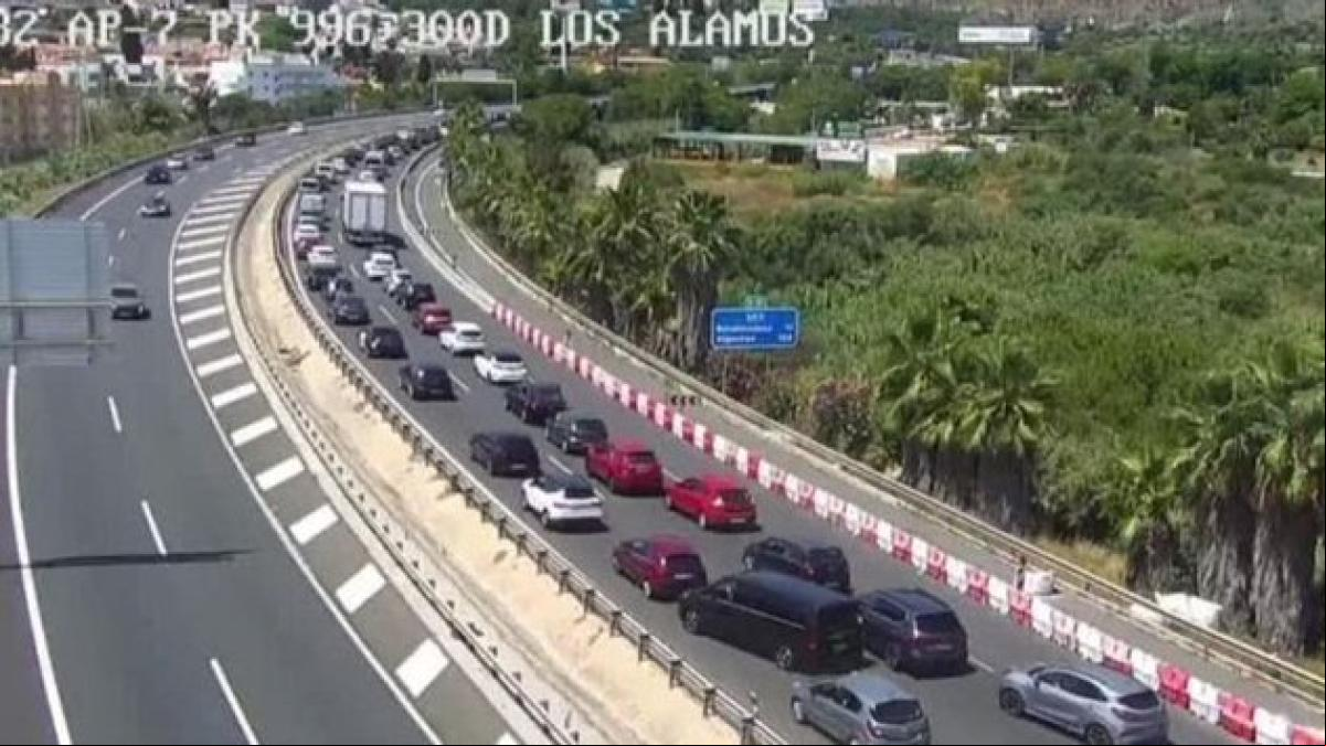 Al menos doce personas heridas al colisionar un autobús y un camión en la AP-7 en Torremolinos