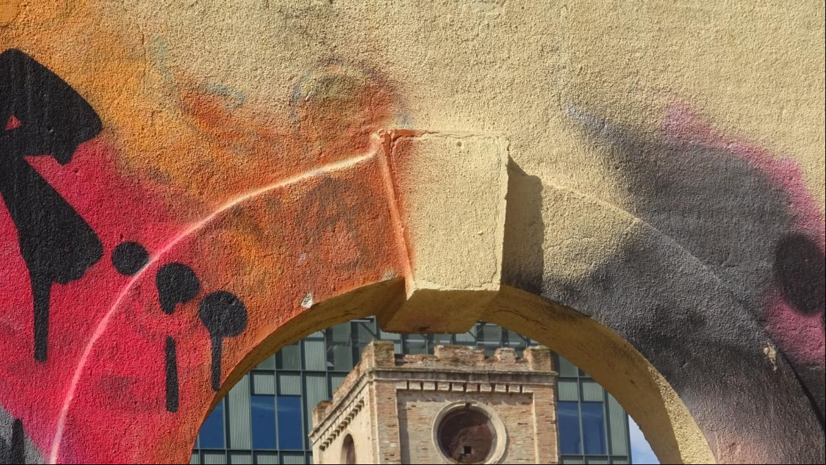 La deteriorada torre del reloj de Can Ricart