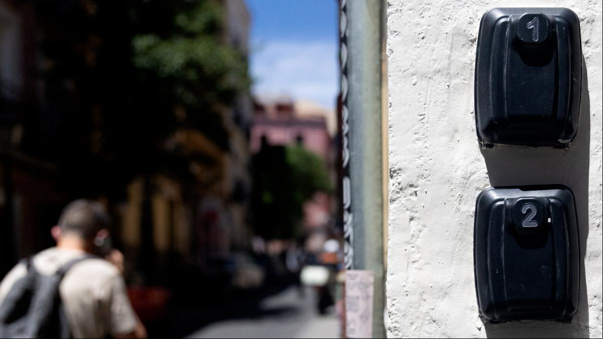 Consumo ordena a Airbnb bloquear 66.000 anuncios de alquileres turísticos ilegales
