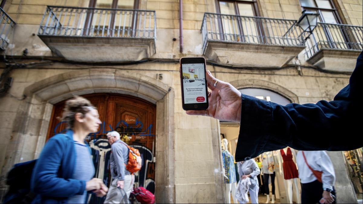 Barcelona redobla las inspecciones contra las tramas de alojamientos turísticos ilegales