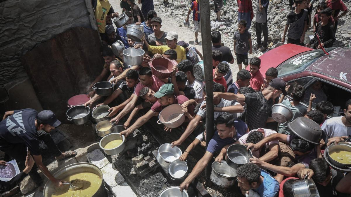 Netanyahu, forçat a permetre l’entrada “bàsica de menjar” a Gaza