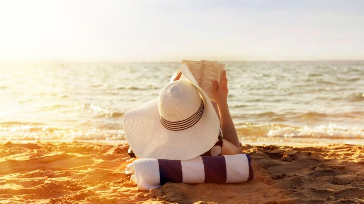 Me gusta leer en la playa y estos 10 libros son ideales para disfrutar junto al mar