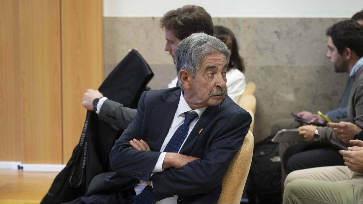 Joan Carles I versus Revilla