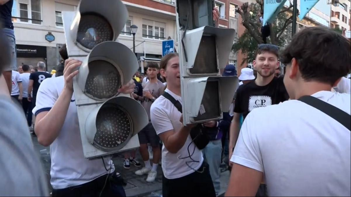 Aficionados del Tottenham rompen semáforos en Bilbao y lo celebran como si hubieran ganado el título