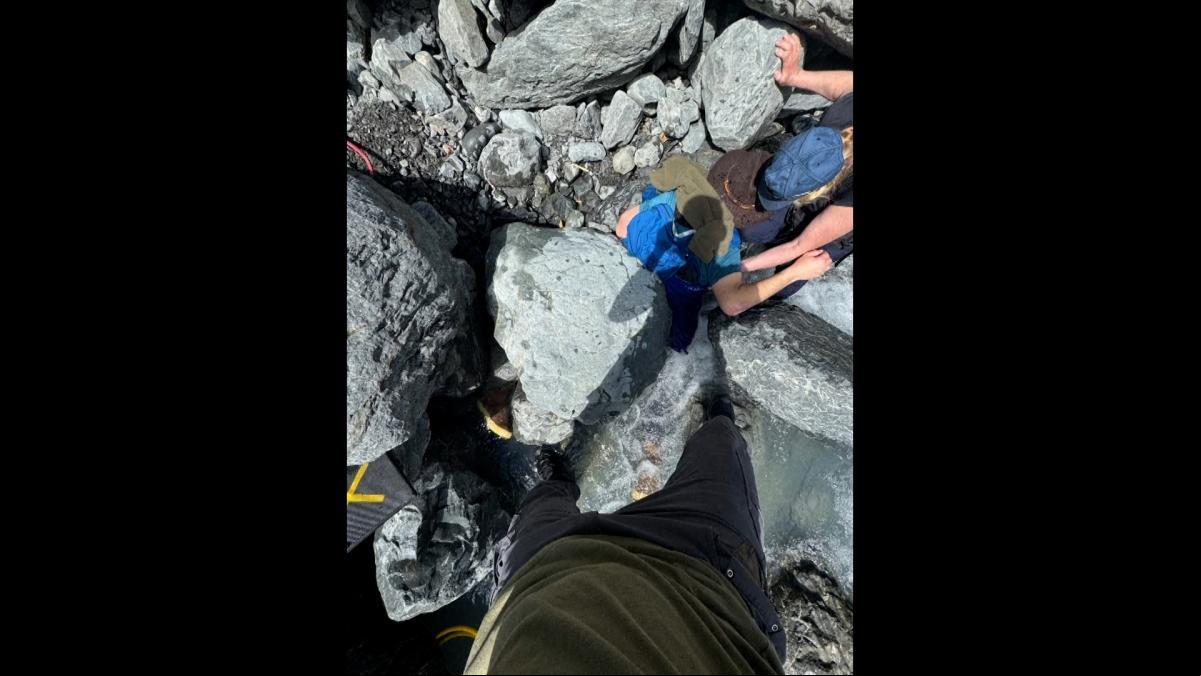 Hombre sobrevive milagrosamente tras quedar atrapado bajo una roca de 320 kilos en Alaska