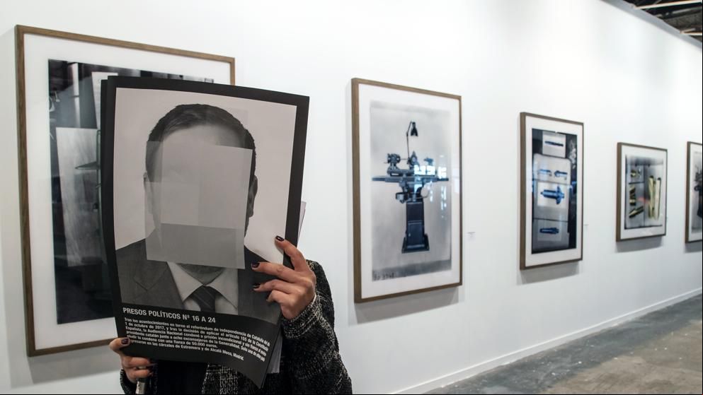 Santiago Sierra presenta en Madrid su obra ‘Presos políticos’