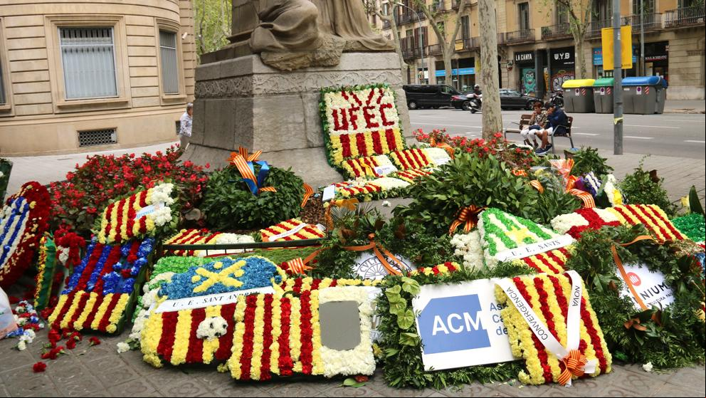 Vandalismo contra las ofrendas florales al Rafael Casanova en Barcelona
