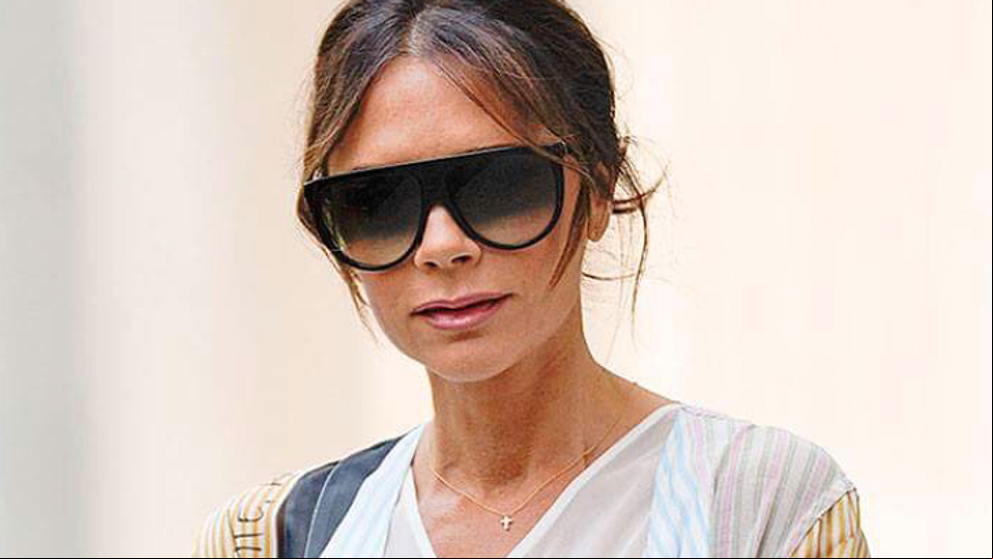 Victoria Beckham celebra sus diez años en la moda como empezó: dentro de una bolsa