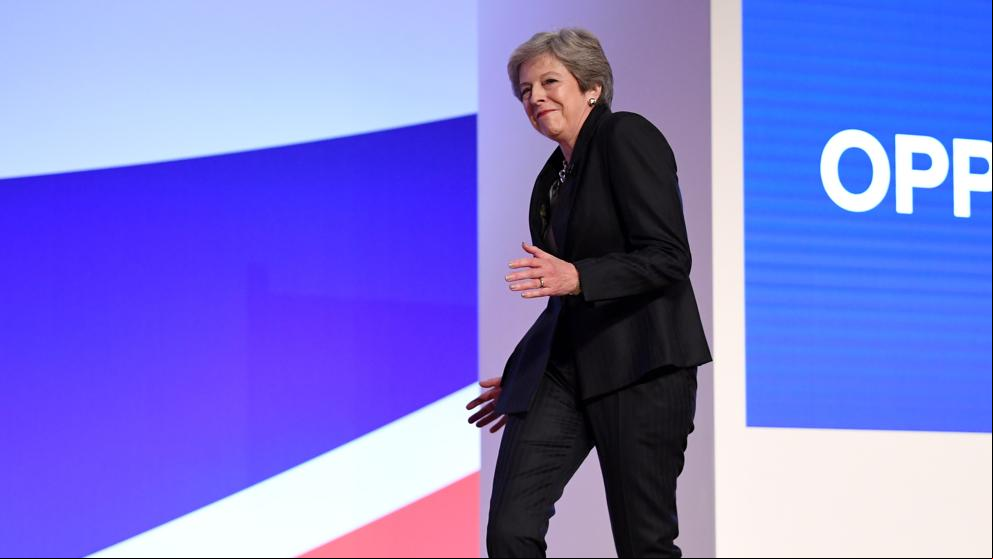May inaugura su discurso sobre el Brexit bailando al son de ABBA