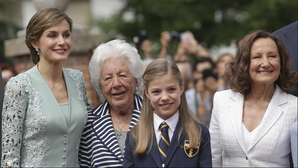 La blusa que lució Letizia la lleva ahora su madre, Paloma Rocasolano, en su visita a Barcelona