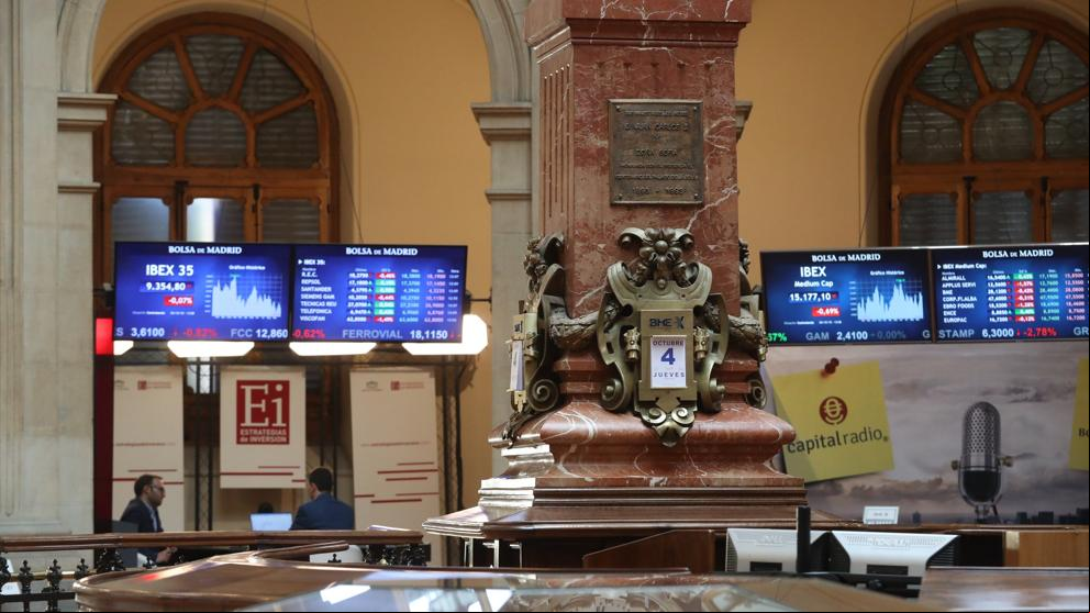 El Ibex 35 pierde los 9.300 puntos en la media sesión al perder un 0,37%