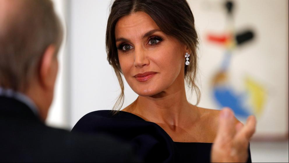 La Reina Letizia rescata su DelPozo y deslumbra en París