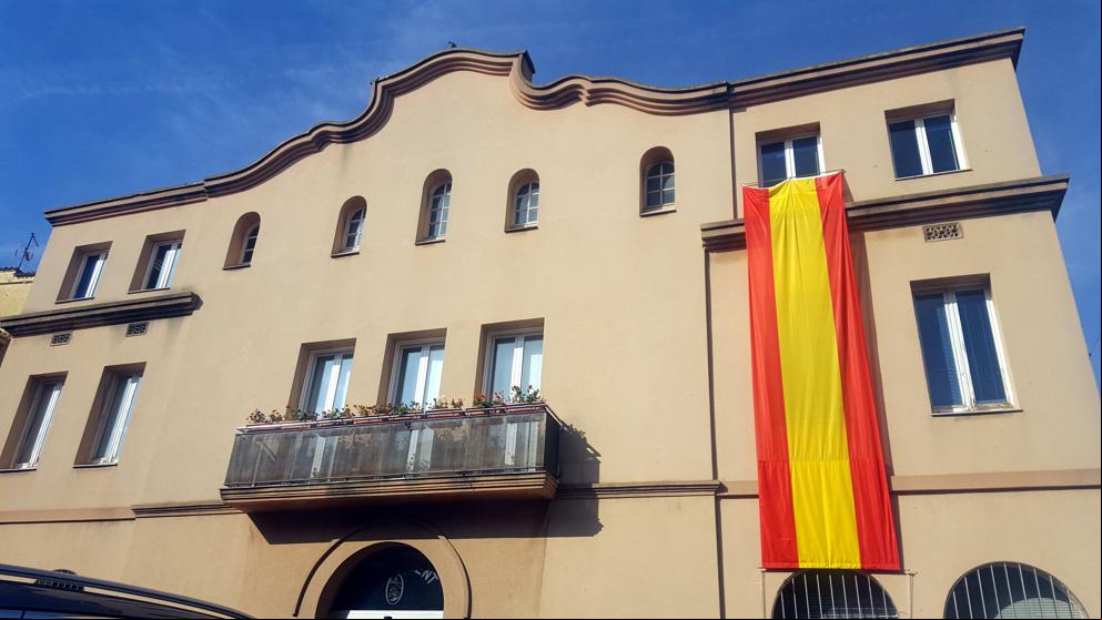 Vilanova del Camí cuelga una gran bandera española para celebrar el 12 de octubre