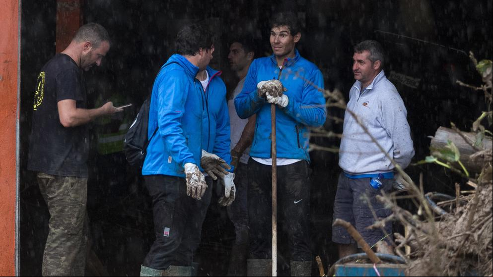 Rafa Nadal intentó pasar desapercibido y ayudar como uno más en Sant Llorenç