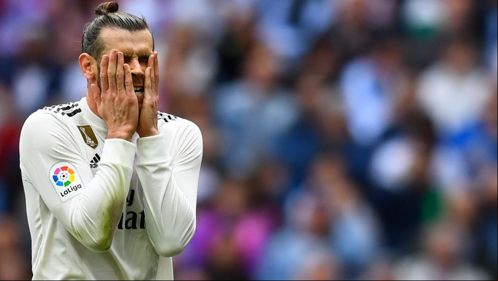 La afición pita a Bale y él reacciona pidiendo ánimos
