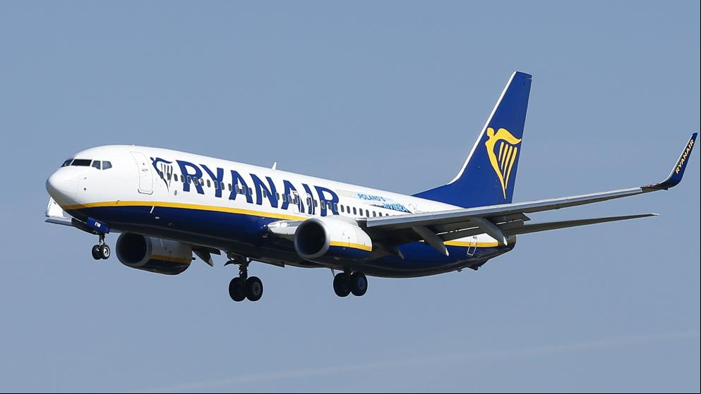 Ryanair da un giro en su estrategia y aplicará la ley laboral española a los pilotos