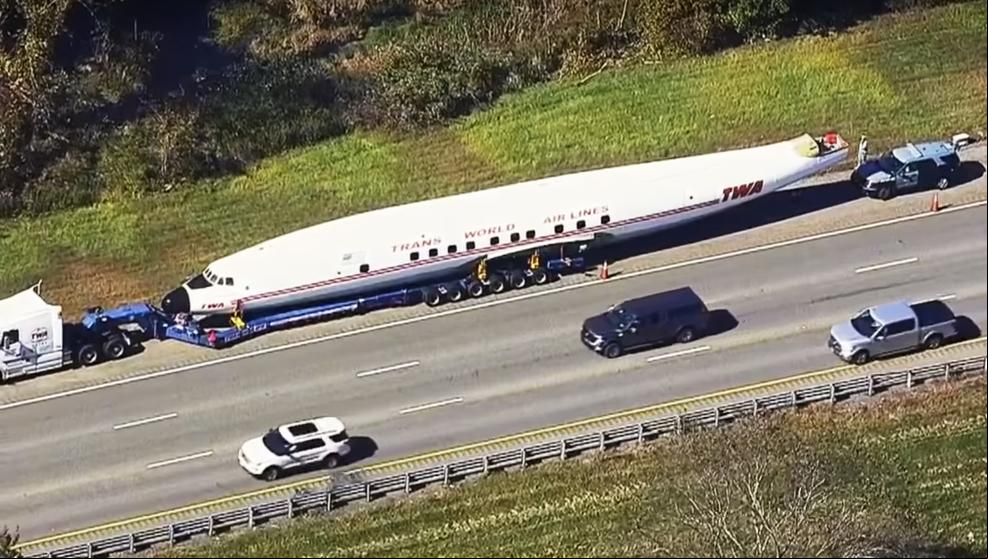 Así acabó este avión de los años cincuenta detenido en plena autopista