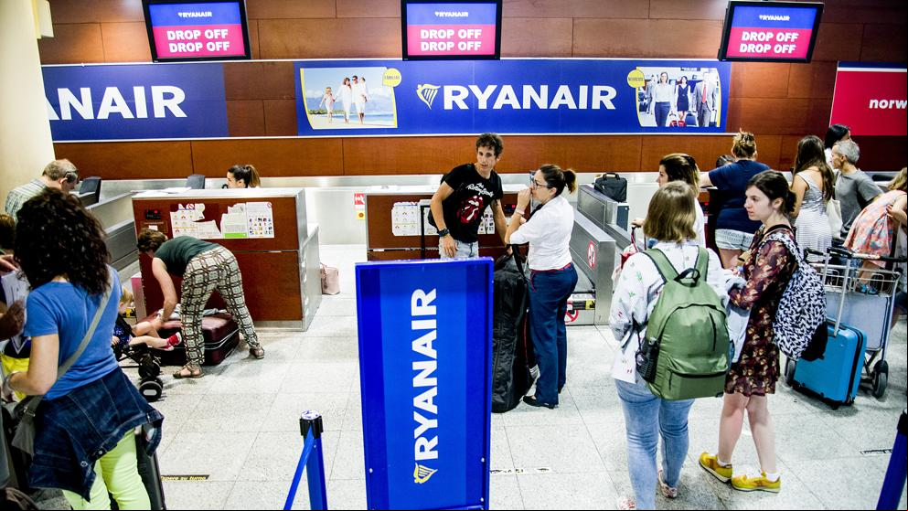 Ryanair anuncia un “periodo de gracia” en el cobro del equipaje de mano