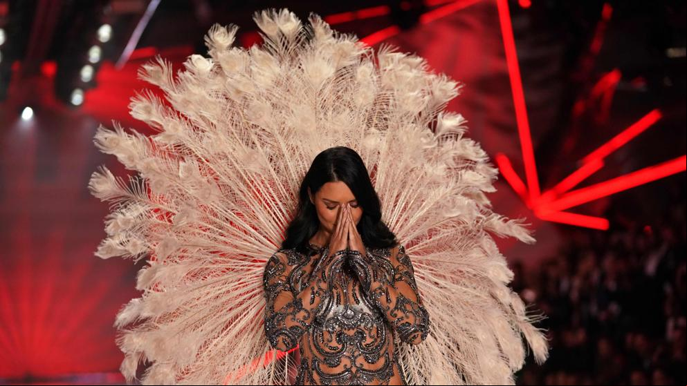 Adriana Lima se emociona en su despedida como ángel de Victoria’s Secret