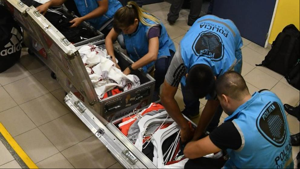 Insólito registro de la Policía al River a su llegada a la Bombonera