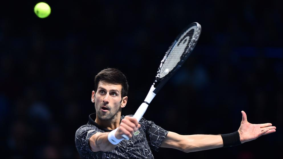 Djokovic se relaja subiéndose a un árbol antes de su partido contra Zverev