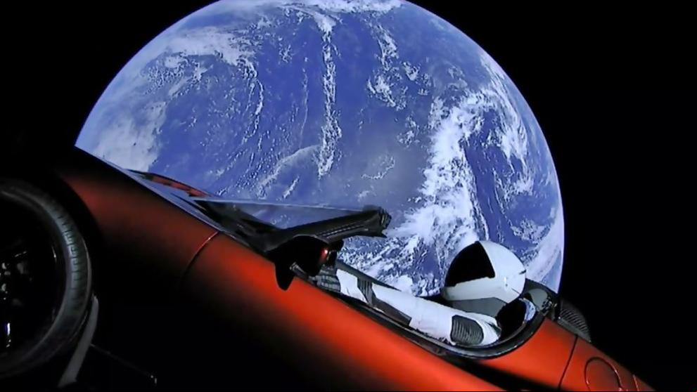 El coche que Elon Musk envió al espacio ya vuelve hacia la Tierra