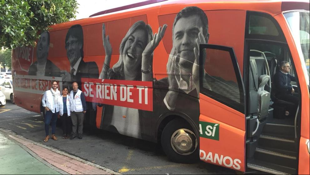 Ciudadanos usa las caras de Puigdemont y Junqueras en su autobús de campaña