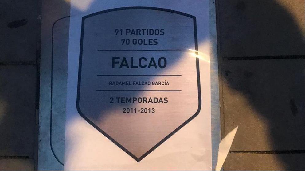 Fans del Atlético cambian la placa en honor a Hugo Sánchez por una de Falcao
