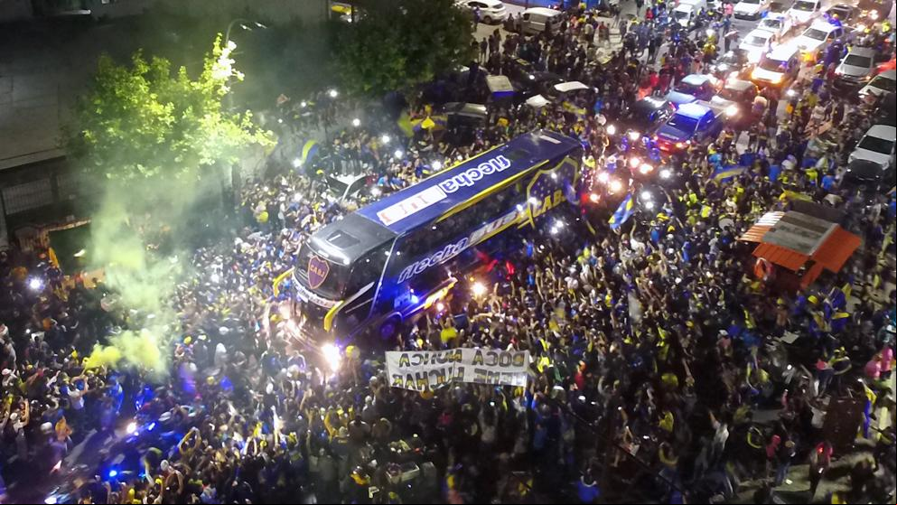 Cientos de aficionados despiden a Boca Juniors antes de partir hacia Madrid