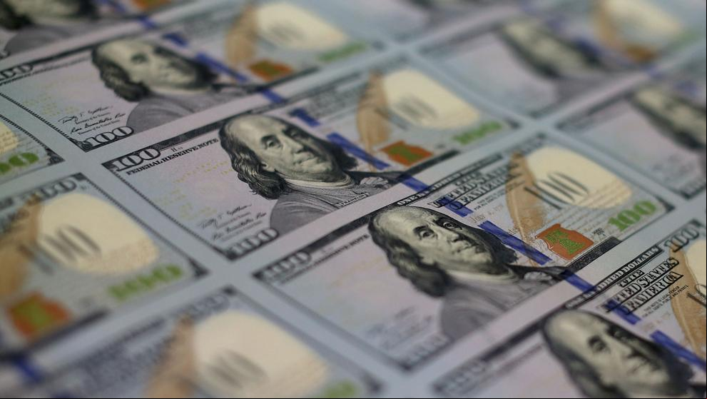 Bruselas quiere que el petróleo se pague en euros y acabar con el “régimen del dólar”