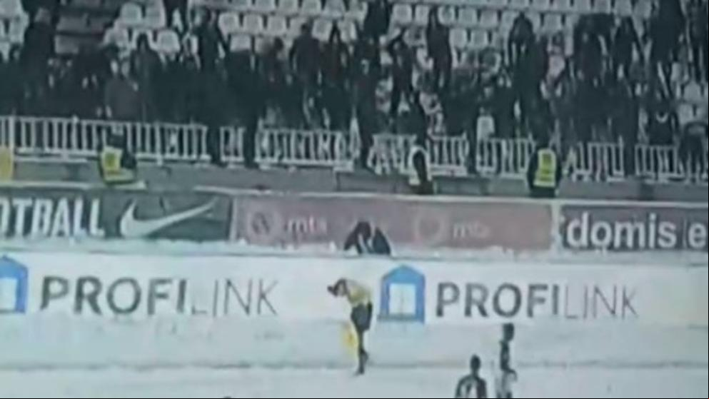 Seguidores del Partizán bombardean con bolas de nieve a un linier