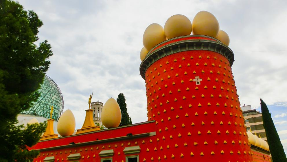 Tras los creativos pasos de Dalí