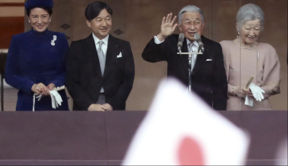 Akihito se da un baño de masas en su último cumpleaños como emperador de Japón