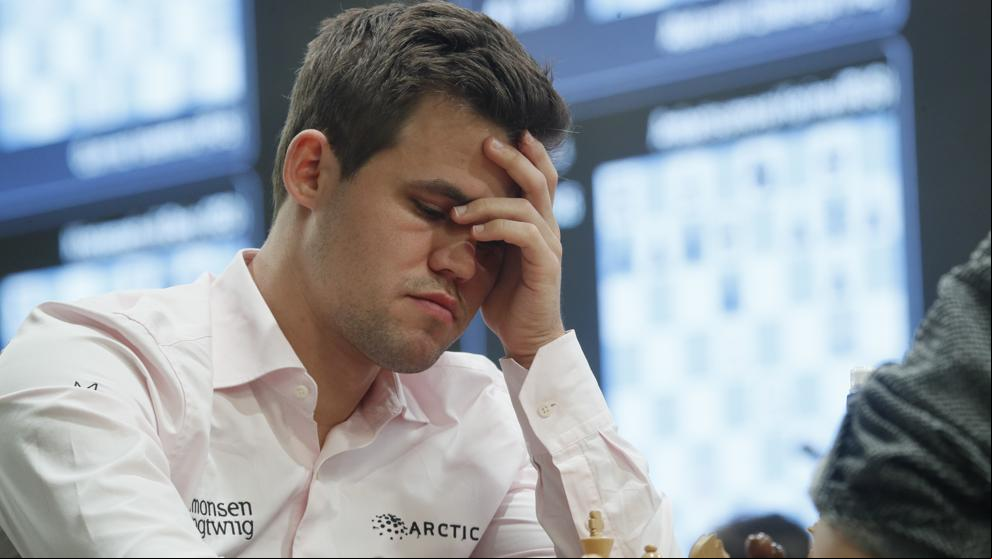 Un jugador de 16 años tumba a Carlsen en su estreno en el Mundial de rápidas